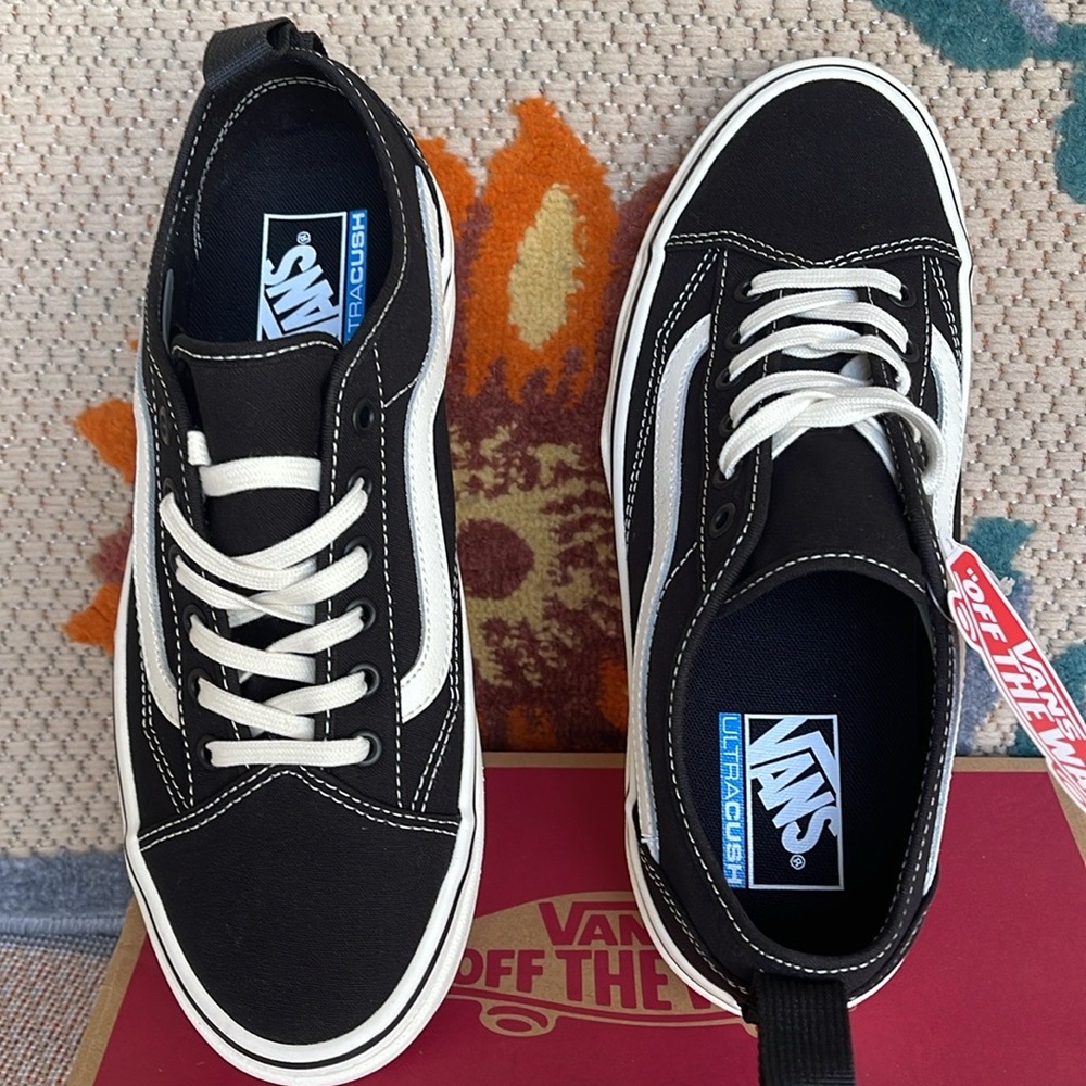 Vans Men’s Sentry Old Skool (Canvas) Black/Marshmallow
VN0A5KR3VQE
Sneakers - Picture 14 of 16